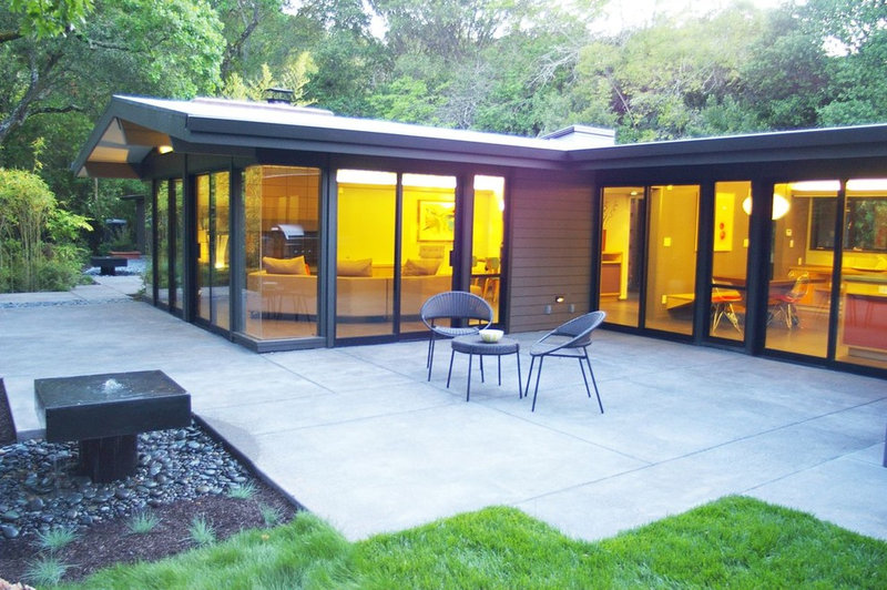 contemporary patio by Hart Wright Architects, AIA