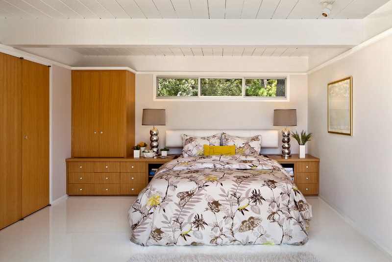 midcentury bedroom by Studio Schicketanz