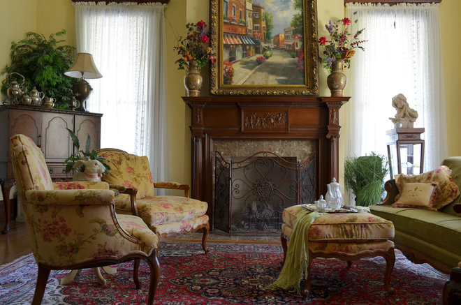 traditional living room by Sarah Greenman