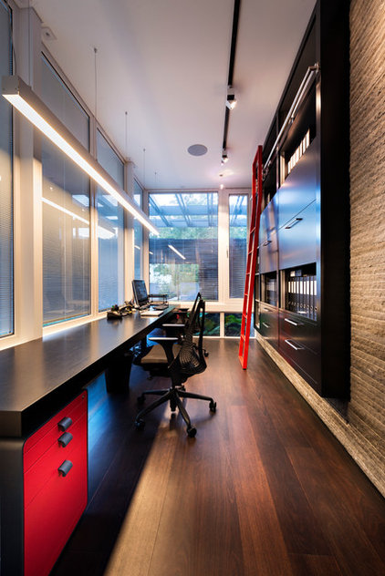 Contemporary Home Office by DTDA pty ltd