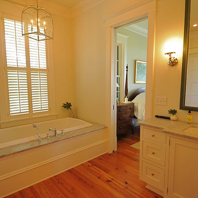 Traditional Bathroom Vanities on Charleston Home Clawfoot Tub Design Ideas  Pictures  Remodel And Decor