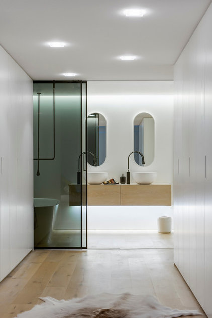 Contemporary Bathroom by MINOSA
