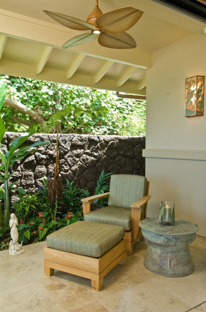 Tropical Patio by Archipelago Hawaii Luxury Home Designs