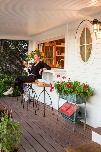 Beach Style Porch by Hurlbutt Designs