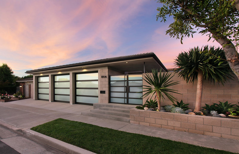 Midcentury Exterior by Anders Lasater Architects