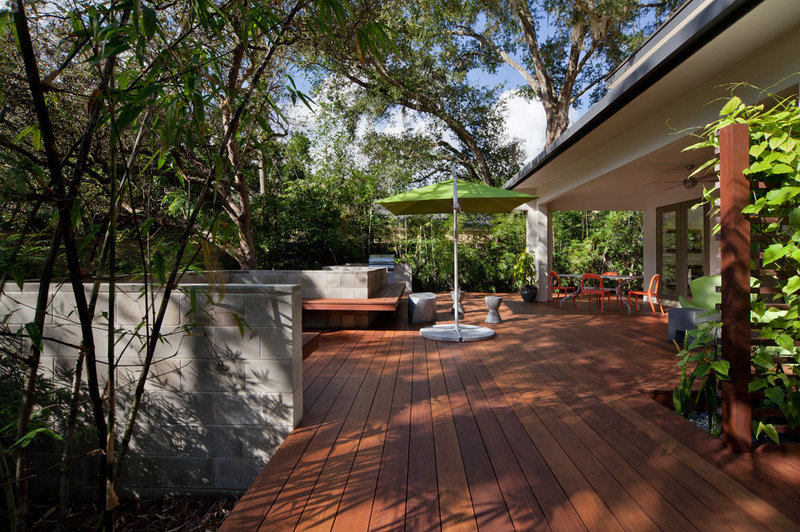 modern deck by Evergreen Consulting / 4EGC