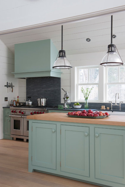 farmhouse kitchen by Rafe Churchill: Traditional Houses