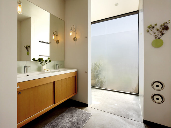 modern bathroom by Schwartz and Architecture