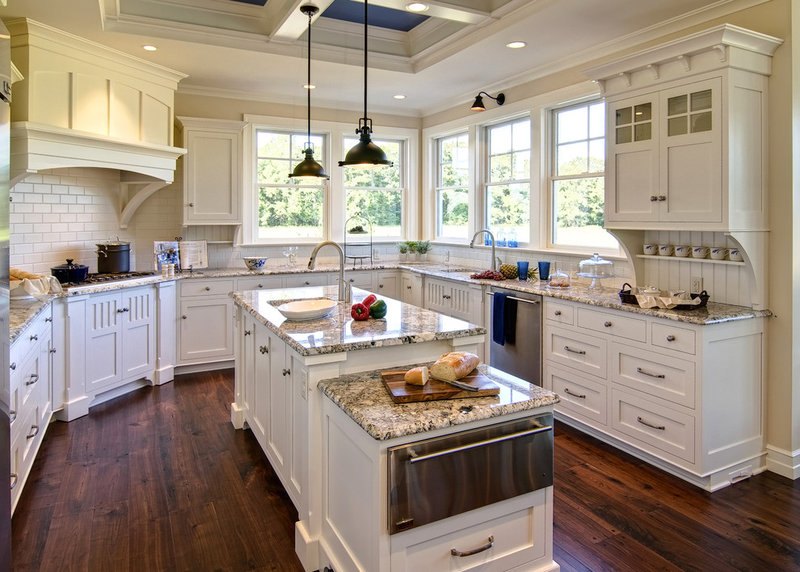 traditional kitchen by Farinelli Construction Inc