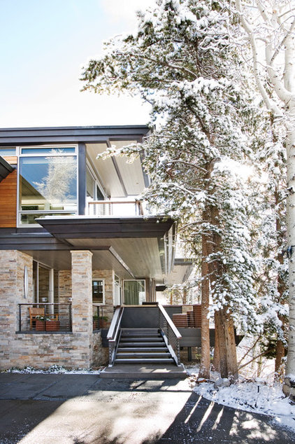 contemporary exterior by Charles Cunniffe Architects Aspen