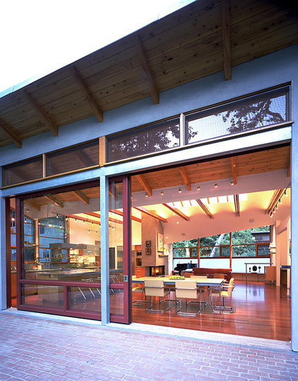 Sliding Walls Bring the Outside In