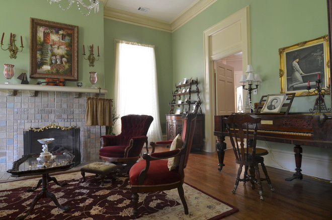 traditional living room by Sarah Greenman