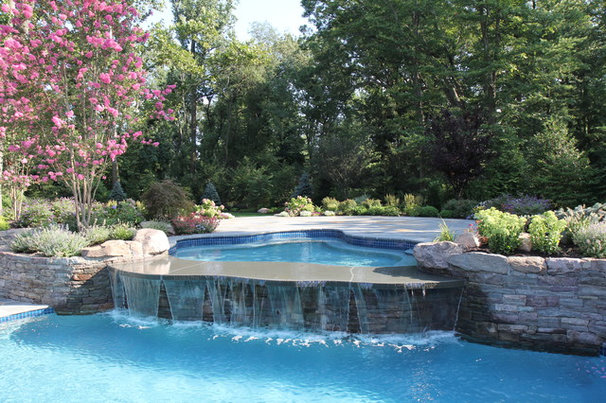 Traditional Pool by Landscape Techniques Inc.