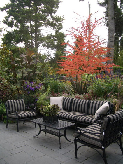 Create a memorable ambience in your landscape with eye-catchers ...