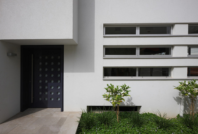 modern  by Amitzi Architects