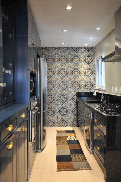 eclectic kitchen by elegueller arquitetos