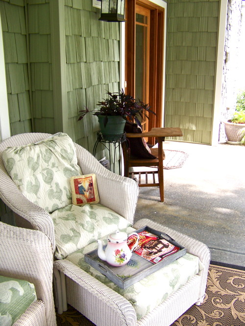 Cottage Gardens eclectic porch