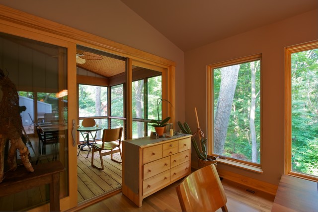 A Wooded Retreat in the City dining room