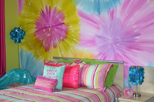 tie dye teen room ideas | includes tie dyed bedroom walls!
