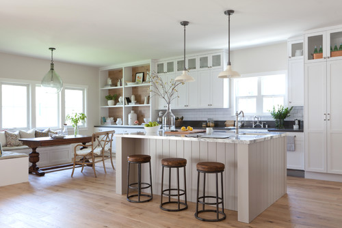 кухня кантри кухонный островок круглые табуретки необычная люстра белые стены белый шкаф белая мебель деревянный стол