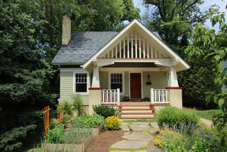 Craftsman small house exterior.