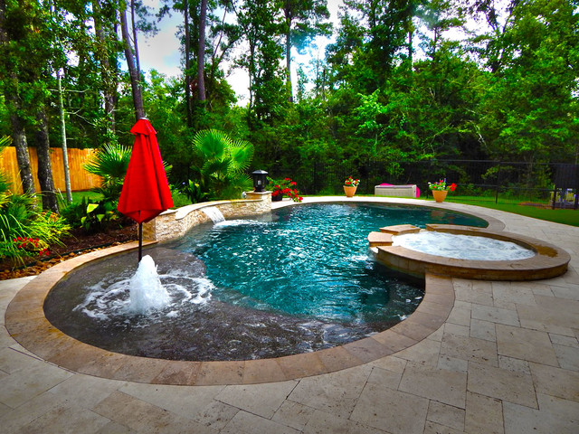 Curved Pool with Fountain and Pergola - Contemporary 