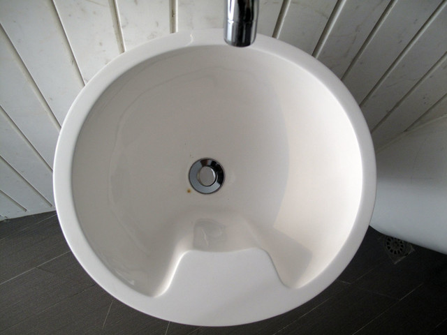 Bahtroom pedestal sink modern-bathroom-sinks