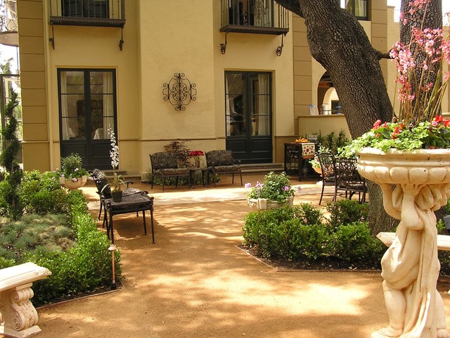 Secret Landscaping: Tuscan style backyard landscaping ...