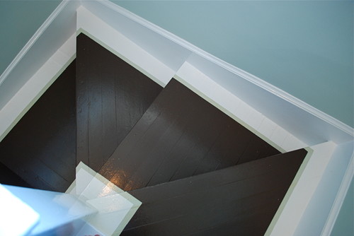 En lugar de alfombras utiliza pintura para tus escaleras escaleras pintadas cafe con blanco