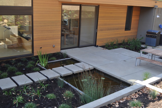 modern landscape design Modern Deck Design with Water Feature | 640 x 426