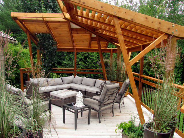 Cedar Deck & Cantilevered Pergola