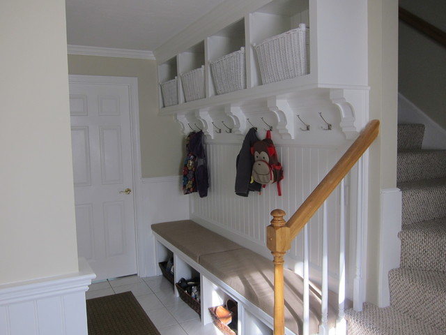 Featured image of post Entryway Bench With Cubbies - Two storage cabinets below store away sneakers and boots, and the open cubby keeps curios and other decorative accessories on display during the warm and dry seasons!