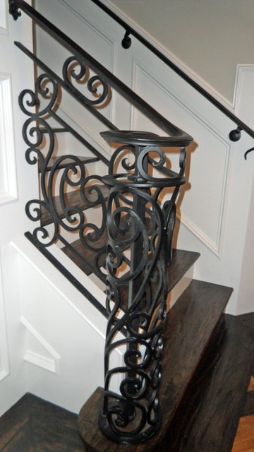 homes traditional-staircase