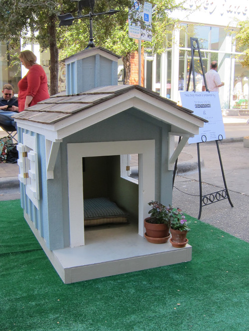 Ideas de Casas para Perros casa para perro azul con maceteras