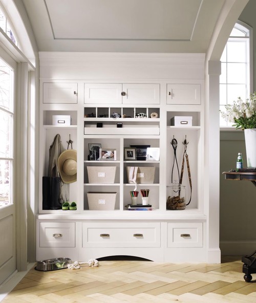 Built-in furniture - mudroom entry