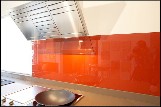 splasbacks and balustrade modern kitchen tile