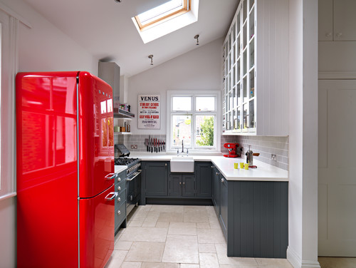Модная кухня красный холодильник ретро холодильник тёмный гарнитур контрастная кухня
