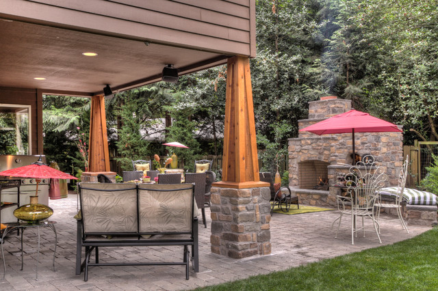 Outdoor Fireplace with pizza oven traditional