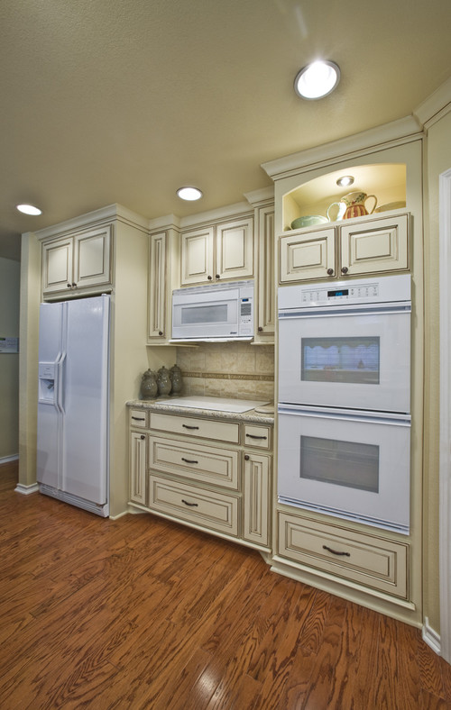 Wall paint colors with off white antiquey cabinets?? - Houzz