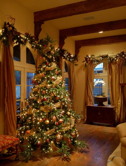 Holiday Decor: Christmas Tree and Garlands - Traditional - Christmas ...