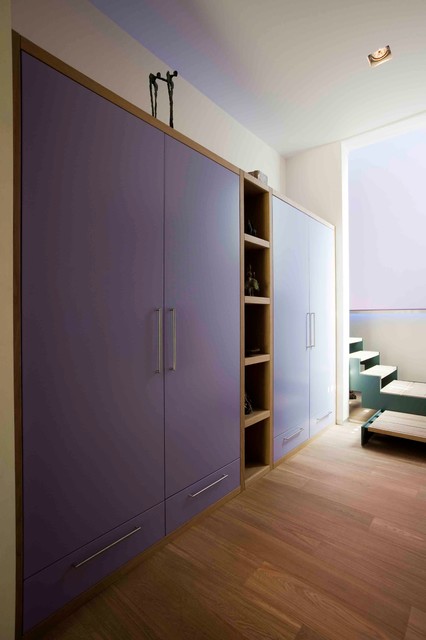 DUTCH Kitchens: TRANSITIONAL style contemporary closet