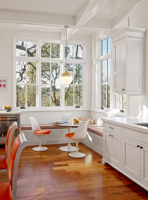 Кухня кантри оранжевые стулья белая мебель круглая люстра