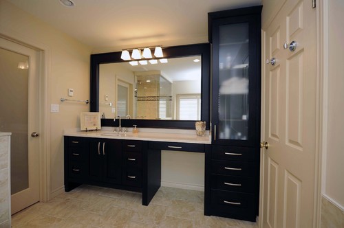 What size is the vanity and makeup area? Thanks.
