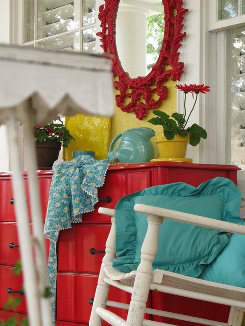 Colorful Cottage Decorating Ideas in red,yellow,blue,black & white