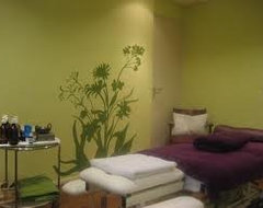 Esthetician treatment room decorating help! Please