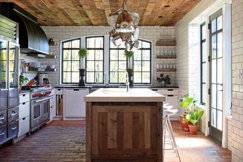 Современная кухня кирпичные стены кирпич в интерьере деревянный остров кухонный остров деревянный стол плитка на стене необычная люстра