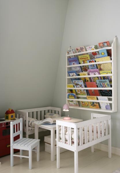 Decorando la habitación de los niños con Libros estante con libros en cuarto de niños
