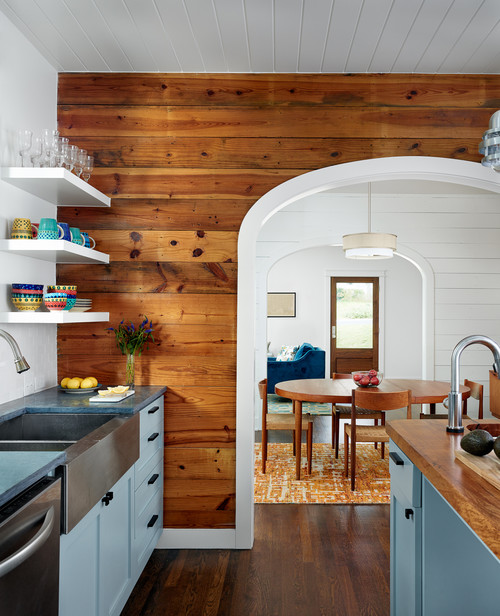 Кухня кантри стиль деревянная кухня деревянный фартук деревянная стена гостиная деревянный дом открытые полки