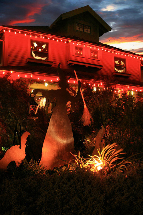 Ideas para decorar tu casa en Halloween casa decorada con luces e imagenes alusivas a halloween