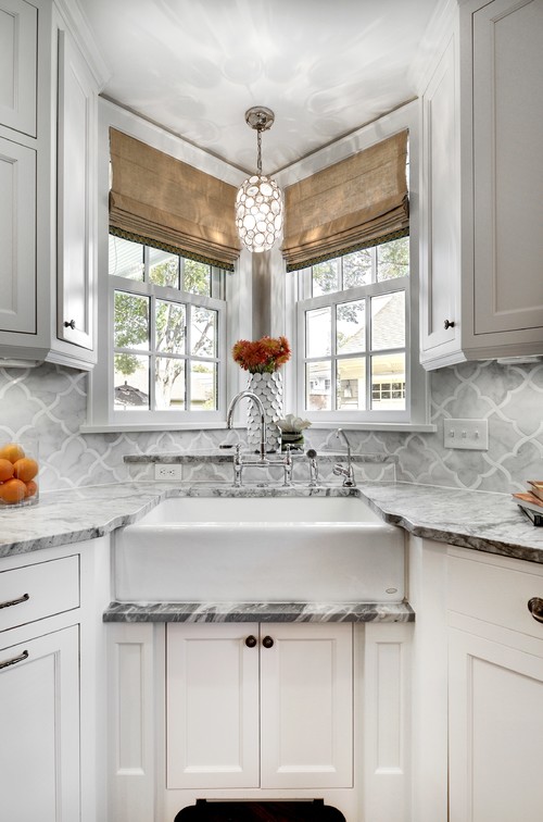 Белая кухня светлый интерьер рулонные шторы серая плитка гарнитур из мрамора необычная люстра